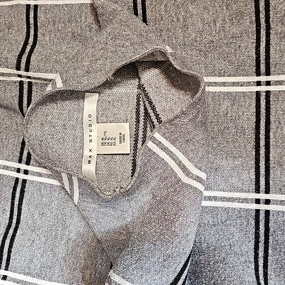 Max Studio this'll sturdy fabric sweater. Semi turtle neck. So cute. XL - Picture 3 of 4